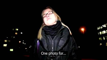 Очкастая получила сперму и деньги