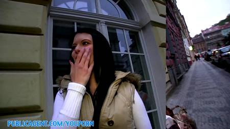 Анус брюнетки весь залит спермой