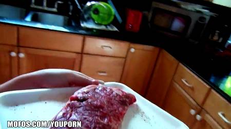 Красавчик показал на кухне свой член и получил дикий секс с молодкой