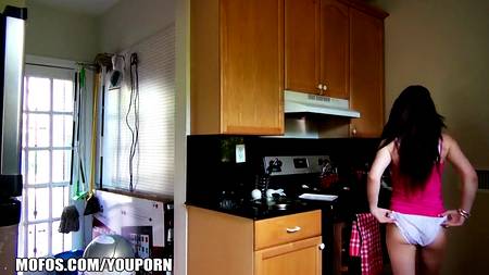 Красавчик показал на кухне свой член и получил дикий секс с молодкой