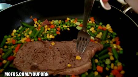 Красавчик показал на кухне свой член и получил дикий секс с молодкой