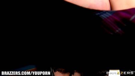 Опытная в сексе сучка подарила мужику незабываемое наслаждение