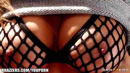 Сексапильная девица отблагодарила парня своим телом