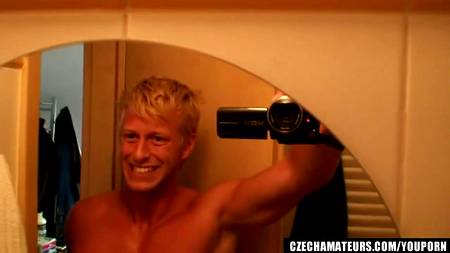 Молодые не только трахаются, но и снимают это на камеру