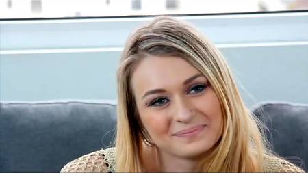 Изумительная девчонка сладко зажигает на кастинге