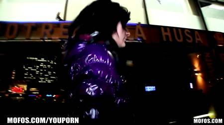 Красавица с красивыми сосками горяча в постели