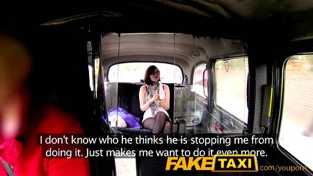 Такист натянул очкастую пассажирку