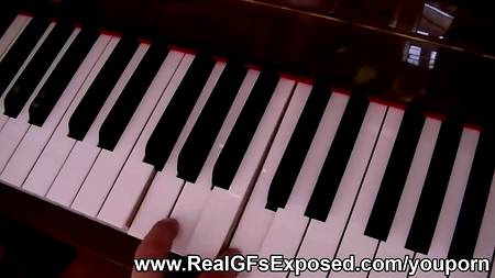 Опытная девушка отсасывает толстый член милого дружка