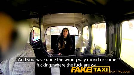 Таксист натягивает юную клиентку