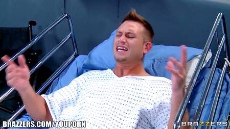 Роскошная медсестричка трахается в палате с пациентом