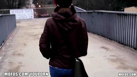 Трах в жопу в общественном сортире