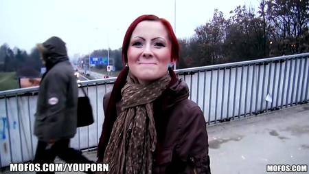 Трах в жопу в общественном сортире