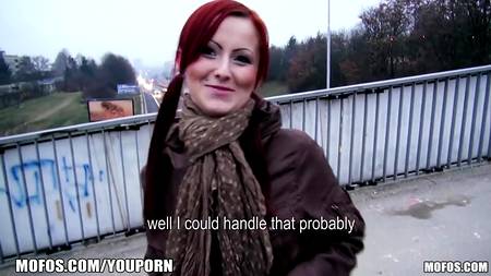 Трах в жопу в общественном сортире