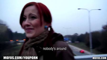 Трах в жопу в общественном сортире