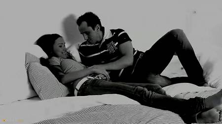 Очаровательная фея развлекается с более взрослым бойфрендом