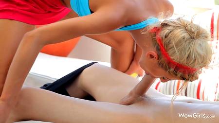 Блондиночка красиво ебется на свежем воздухе