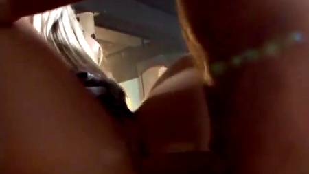 На вечеринке девок дерут в анусы