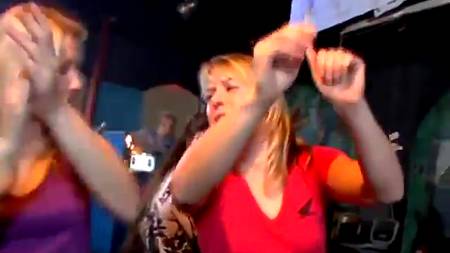 На вечеринке девок дерут в анусы