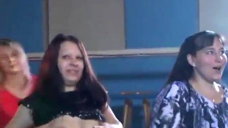 На вечеринке девок дерут в анусы