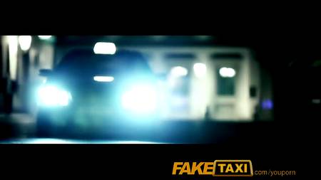 Таксист попользовался своей пассажиркой