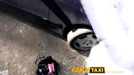 Таксист попользовался своей пассажиркой