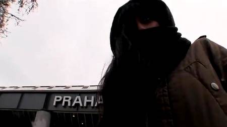 Парень подобрал какую-то бродяжку и поимел ее