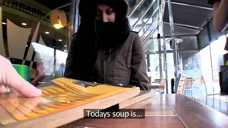 Парень подобрал какую-то бродяжку и поимел ее