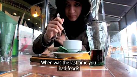 Парень подобрал какую-то бродяжку и поимел ее