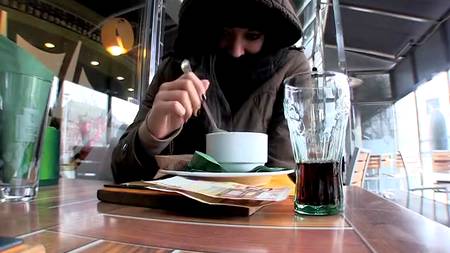 Парень подобрал какую-то бродяжку и поимел ее