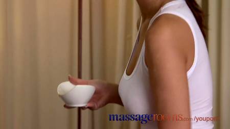 Потрясающий эротический массаж и сочный секс от девицы