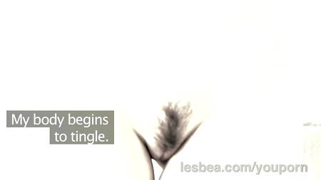 Рыжая и ее подружка не скучают в постели