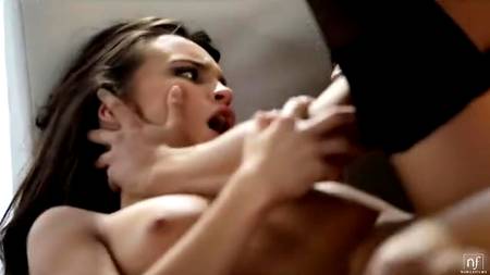 Брюнетка отдалась любителю оральных развлечений