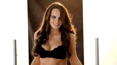 Брюнетка отдалась любителю оральных развлечений