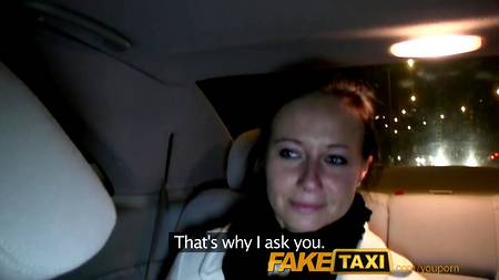 Таксист утешает девушку, которую бросил муж