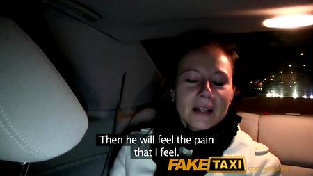 Таксист утешает девушку, которую бросил муж