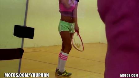 Снял в спортзале отличную шлюшку