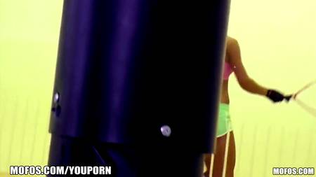 Снял в спортзале отличную шлюшку