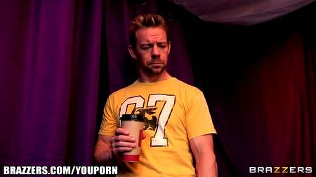 Зрелая сучка соблазнила парня своей попкой