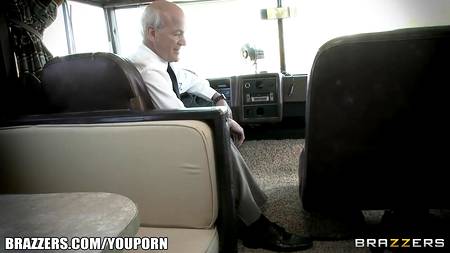 Трах молодых в доме на колесах