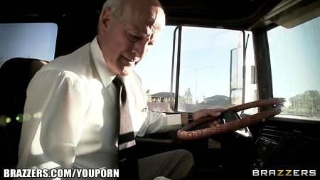 Трах молодых в доме на колесах