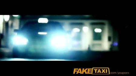 Таксист завез девку в кусты и оттрахал на капоте собственного авто