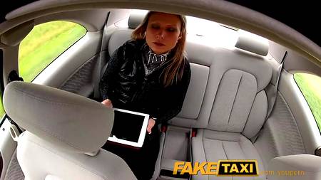 Таксист завез девку в кусты и оттрахал на капоте собственного авто