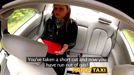 Таксист завез девку в кусты и оттрахал на капоте собственного авто