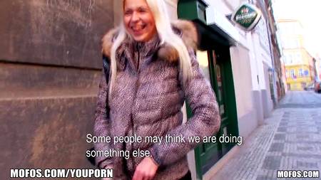 Получила деньги и сперму на свой лобок