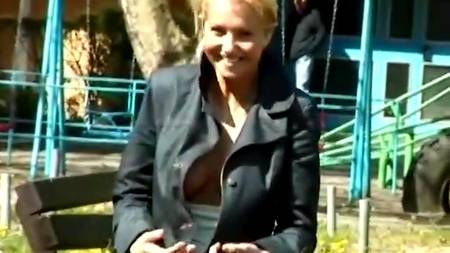 Телки публично обнажаются и писают