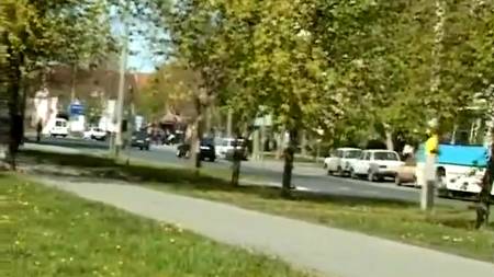 Телки публично обнажаются и писают