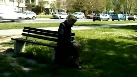 Телки публично обнажаются и писают