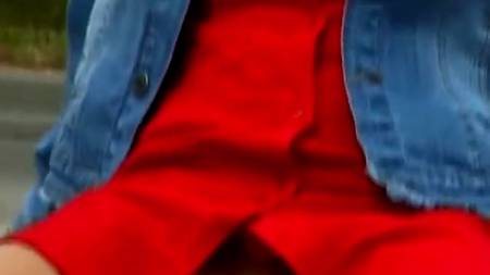 Телки публично обнажаются и писают