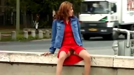 Телки публично обнажаются и писают