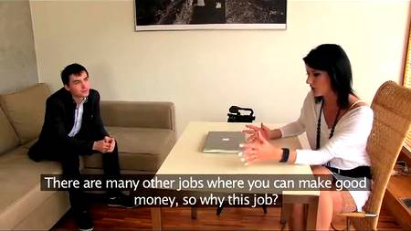 Сочная шлюха собеседует жеребца